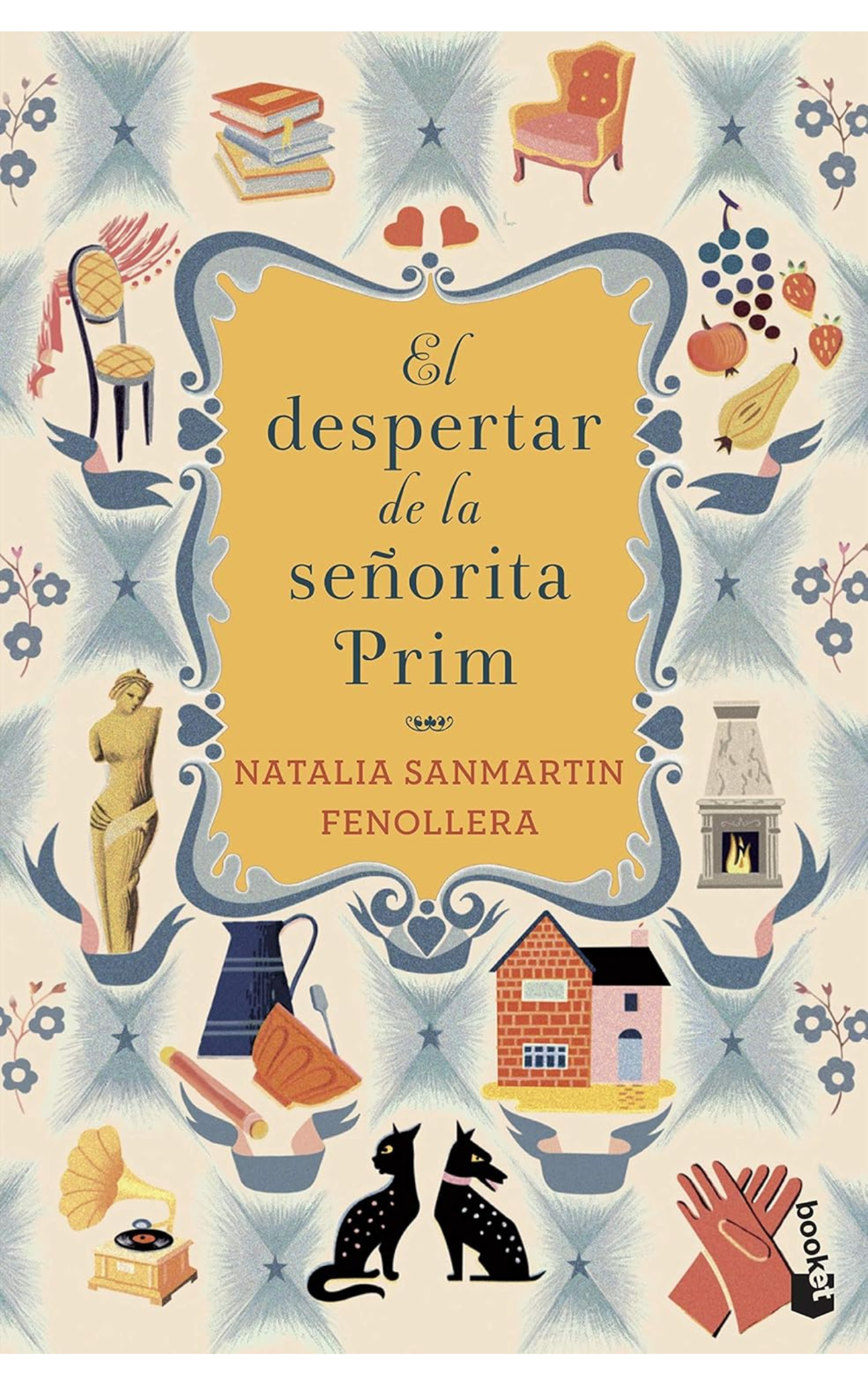 Portada del libro El despertar de la señorita Prim de Natalia Sanmartin Fenollera, ilustrada con elementos vintage como gatos, sillas y libros.<br />
